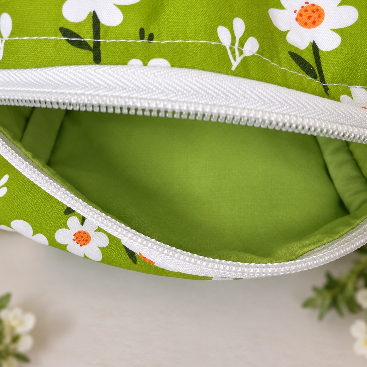 Bag with white daisies, green background full fully lined