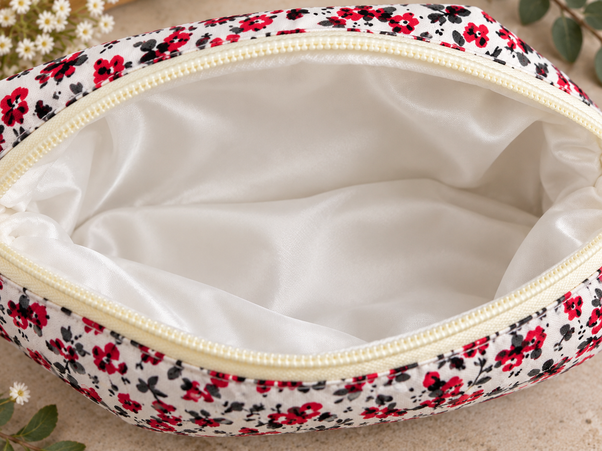 Quilted cotton bag with Dipsy red flowers on a white background
