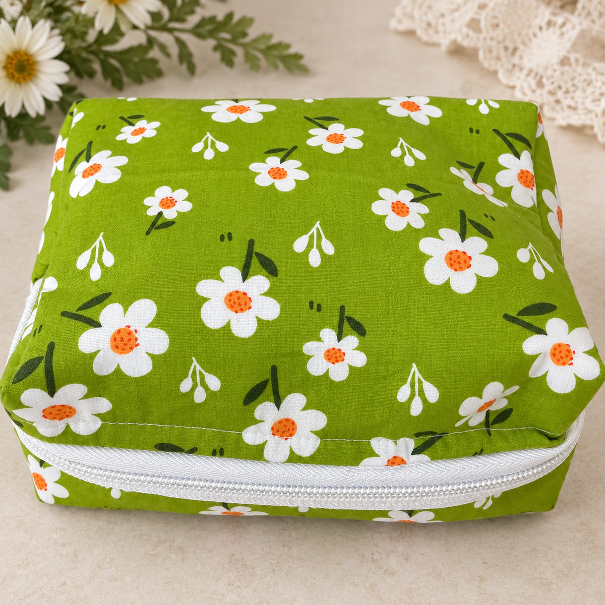 Bag with white daisies, green background full fully lined