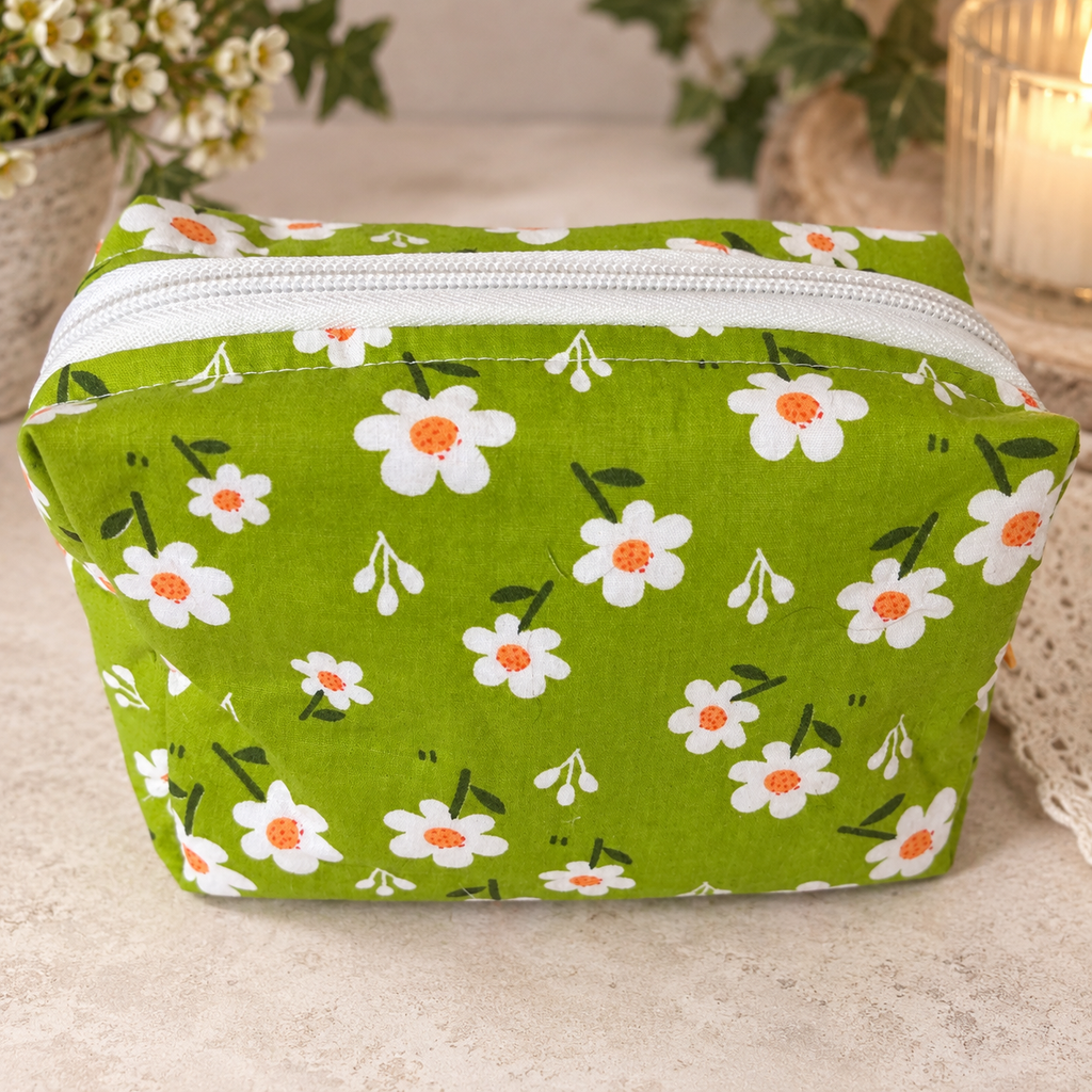 Bag with white daisies, green background full fully lined